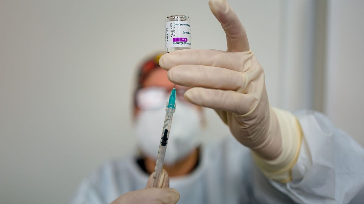 Evropská komise zažalovala AstraZenecu kvůli zpožďování dodávek vakcín